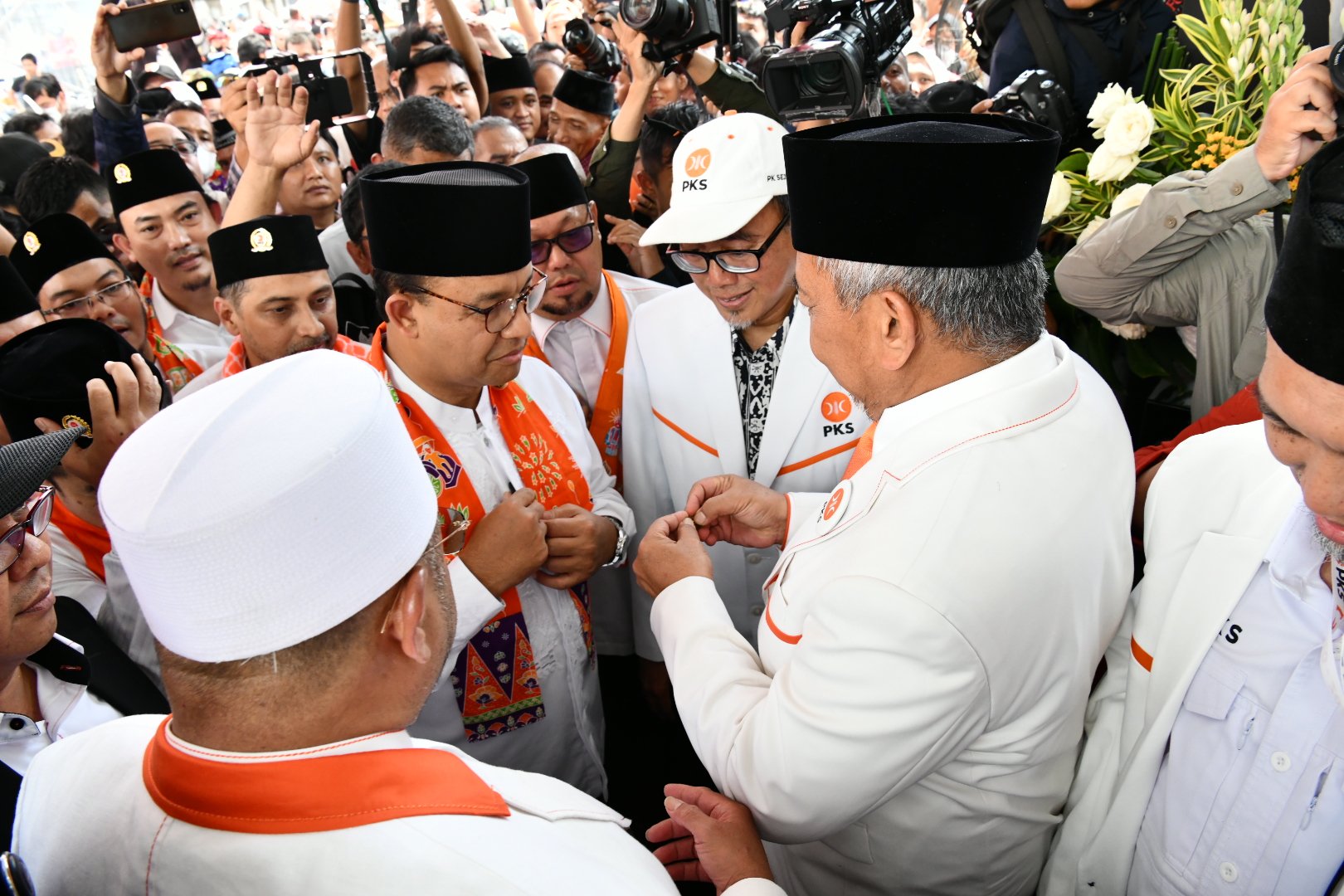 Anies Baswedan (Eks Gubernur DKI Jakarta) saat penyematan pin Indonesia sebelum masuk kantor DPP PKS. Sumber Foto: Twitter @DPP PKS