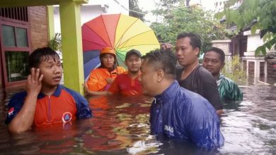 Petugas BPBD Kota Solo melakukan mitigasi bencana di sejumlah Wilayah Kota Solo. Sumber foto: bpbd.surakarta.go.id