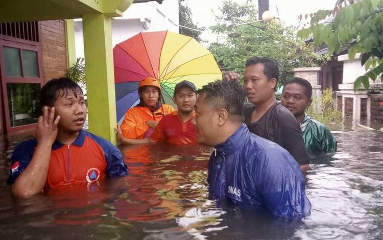 Petugas BPBD Kota Solo melakukan mitigasi bencana di sejumlah Wilayah Kota Solo. Sumber foto: bpbd.surakarta.go.id