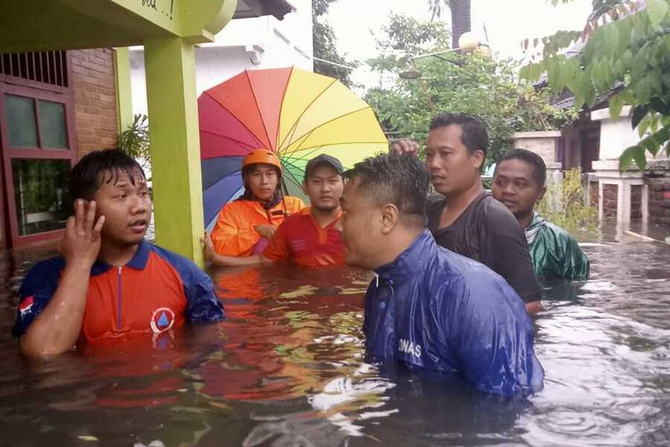 Petugas BPBD Kota Solo melakukan mitigasi bencana di sejumlah Wilayah Kota Solo. Sumber foto: bpbd.surakarta.go.id