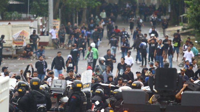 Ratusan suporter PSIS menyerbu ke Stadion Jatidiri Semarang hingga terjadi bentrokan. Sumber foto: tribratanews.polri.go.id