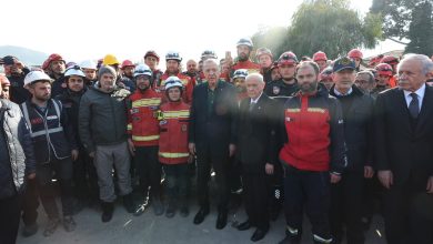 Recep Tayyip Erdogan (Presiden Turki) ketika bertemu dengan tim penyelamat. Sumber Foto: twitter @tcbestepe.