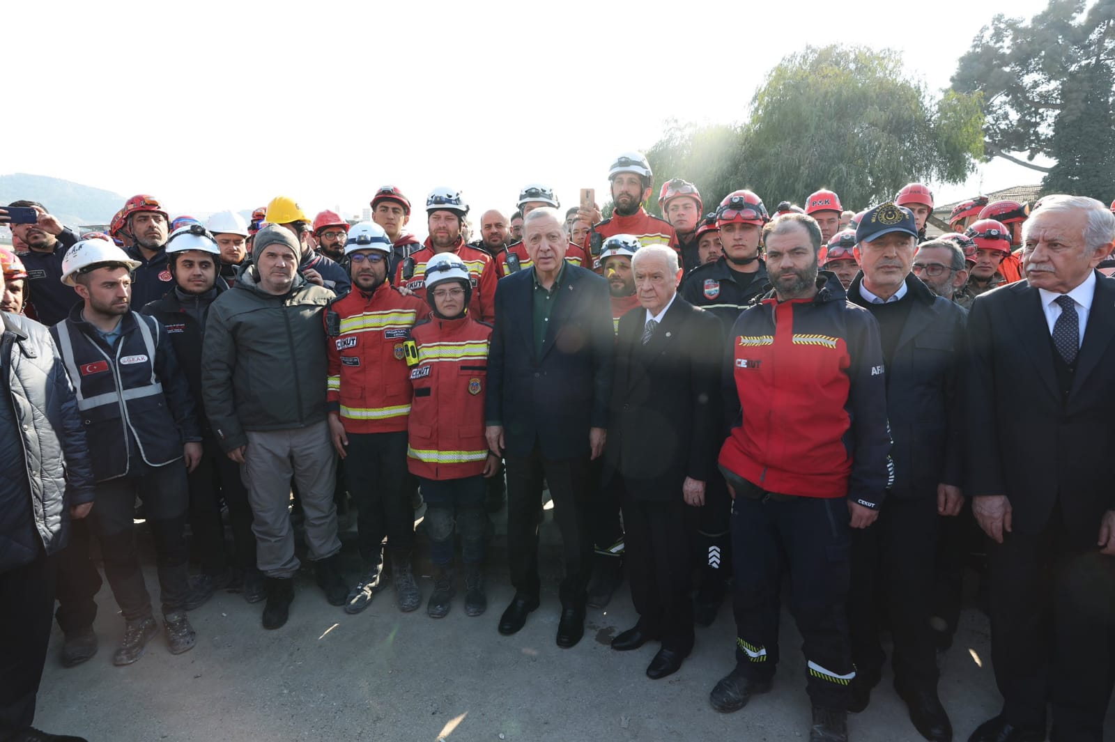 Recep Tayyip Erdogan (Presiden Turki) ketika bertemu dengan tim penyelamat. Sumber Foto: twitter @tcbestepe.