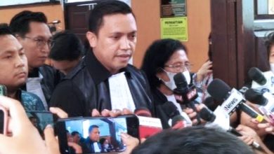 Pengacara Bharada E berharap Hakim memberikan vonis bebas. Sumber foto: Tangkapan layar YouTube PN Jakarta Selatan