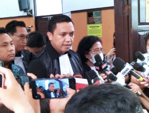 Pengacara Bharada E berharap Hakim memberikan vonis bebas. Sumber foto: Tangkapan layar YouTube PN Jakarta Selatan