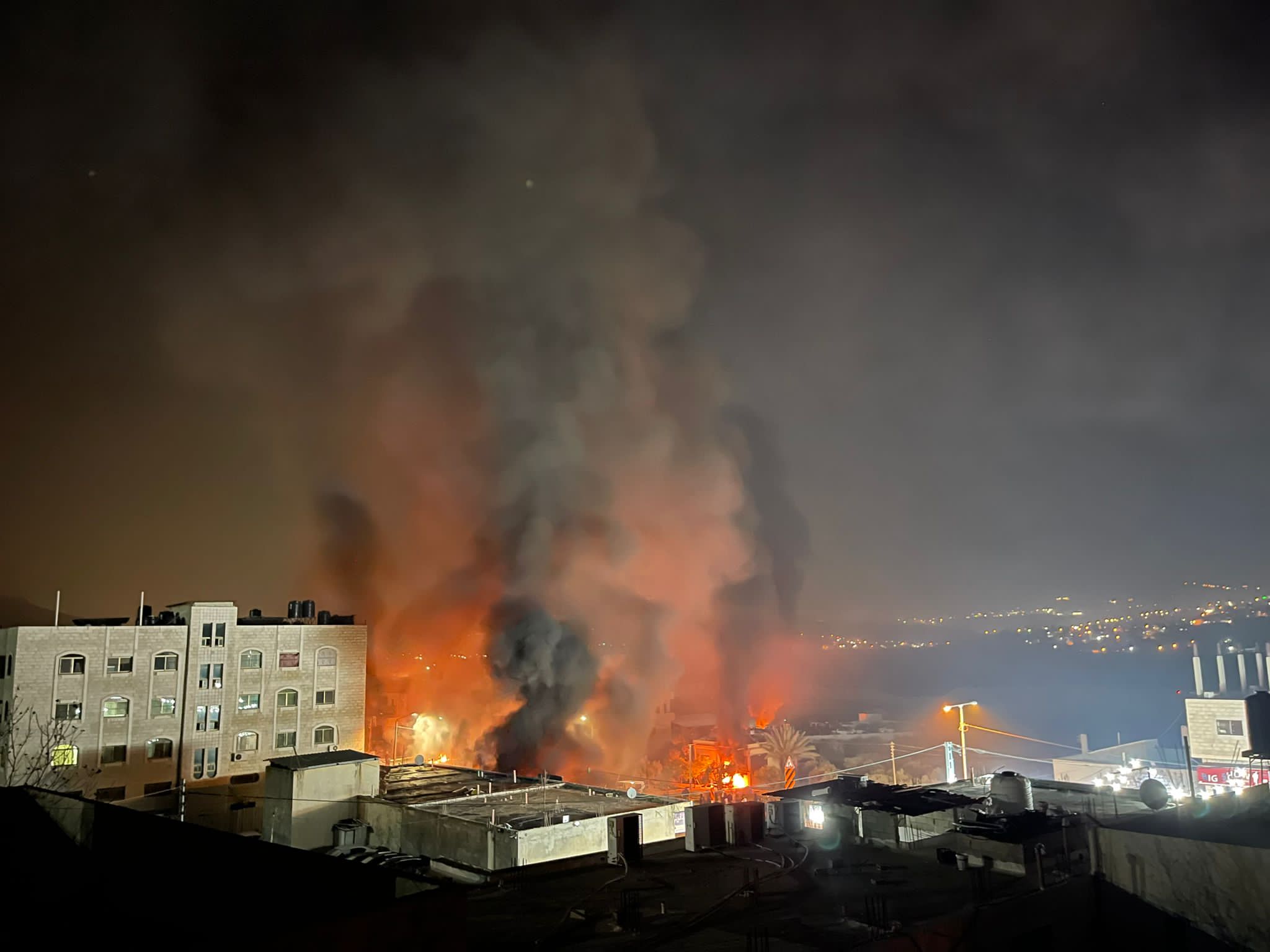 Keterangan Foto: Pemukiman yang dibakar oleh tentara Israel. Sumber Foto: twitter @JalalAK_jojo