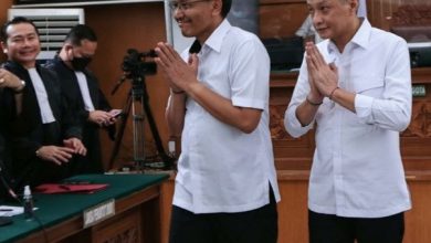 Sidang pembacaan vonis terhadap terdakwa Hendra Kurniawan dan terdakwa Agus Nurpatria ditunda pekan depan. Sumber foto: Tangkapan layar YouTube @PN Jakarta Selatan