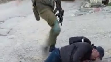 Issa Amro (Aktivis Palestina) ketika ditindas oleh tentara Israel Sumber Foto: Twitter @Issaamro