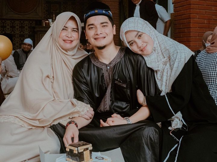 Umi Yuni, Muhammad Alvin Faiz, Henny Yuliana Rahman. Sumber Foto: Instagram @alvin_441