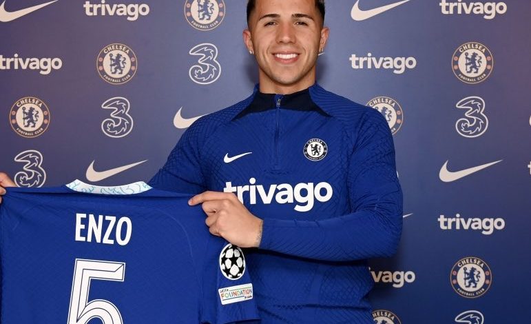 Enzo Fernandez resmi diperkenalkan sebagai pemain baru Chelsea. Sumber foto: Twitter @FabrizioRomano