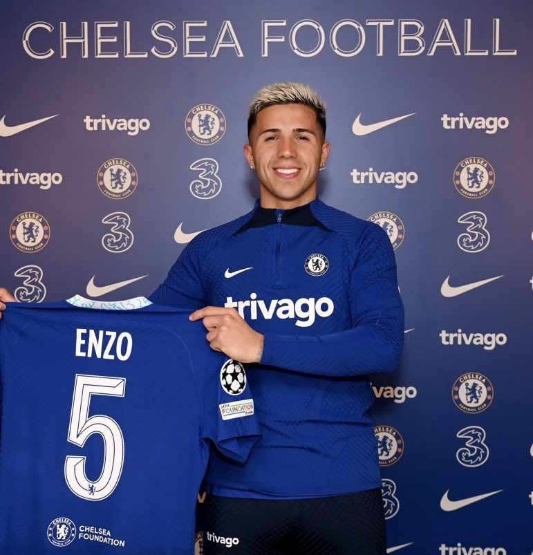 Enzo Fernandez resmi diperkenalkan sebagai pemain baru Chelsea. Sumber foto: Twitter @FabrizioRomano