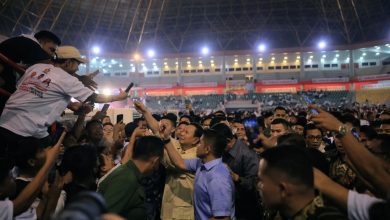 Prabowo Subianto saat menyapa masyarakat Kota Medan di acara doa bersama. Sumber Foto: Instagram @gerindra