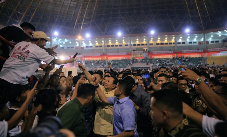 Prabowo Subianto saat menyapa masyarakat Kota Medan di acara doa bersama. Sumber Foto: Instagram @gerindra