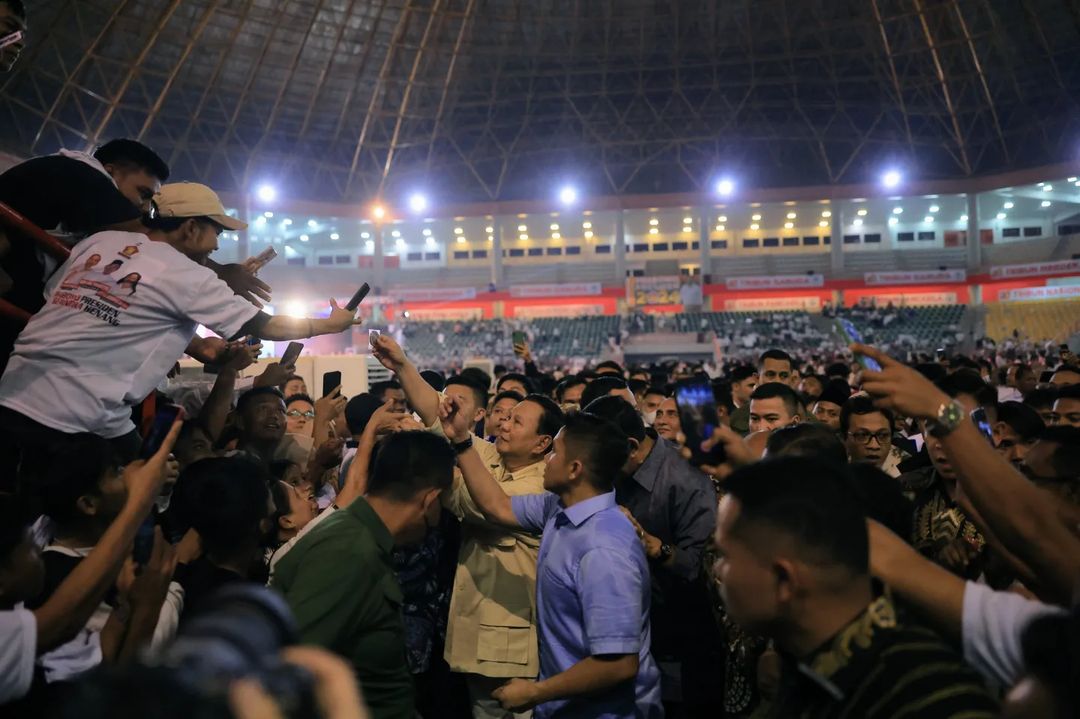 Prabowo Subianto saat menyapa masyarakat Kota Medan di acara doa bersama. Sumber Foto: Instagram @gerindra