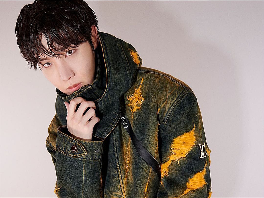 Salah satu member boy group BTS, J-Hope Sumber Foto: Instagram @louisvuitton