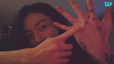Jungkook (menunjukkan tato di tangannya) Sumber Foto: Twitter @JJKINDONESIA