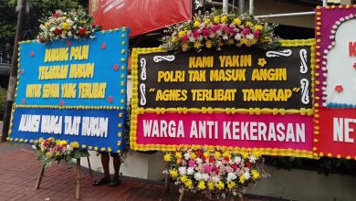 Karangan Bunga ‘Tangkap Agnes’ di Polda Metro Jaya. Sumber foto: Twitter @habibthink