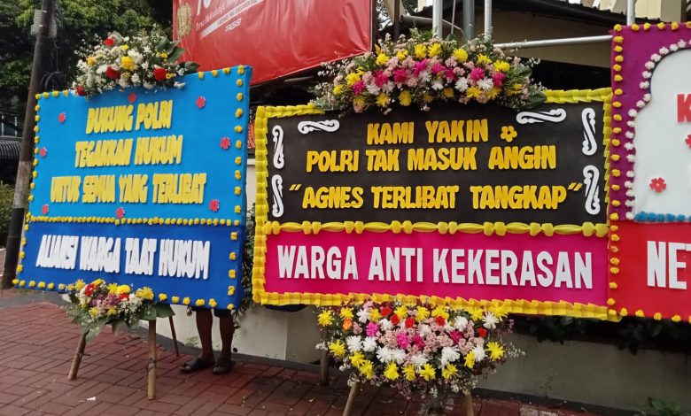 Karangan Bunga ‘Tangkap Agnes’ di Polda Metro Jaya. Sumber foto: Twitter @habibthink