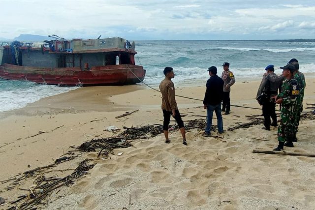 Kapal Misterius Ditemukan Terdampar di Pantai Alas Purwo Banyuwangi