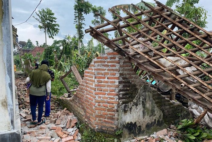 kondisi pemukiman warga yang terdampak puting beliung di Ajung kab. Jember. Sumber Foto: www.facebook.com/bpbd.jember