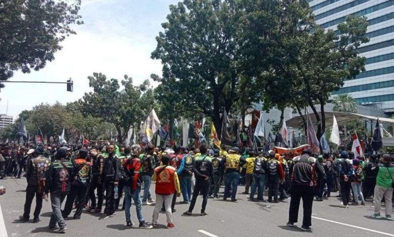 Aksi Demonstrasi Pengemudi Ojol di depan Gedung DKI Jakarta. Sumber Foto: Twitter @QaillaAsyiqah