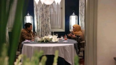 Pertemuan Prabowo Subianto (Ketum Gerindra) dengan Khofifah Indar Parawansa (Gubernur Jawa Timur). Sumber foto: Twitter @Dorraemon_
