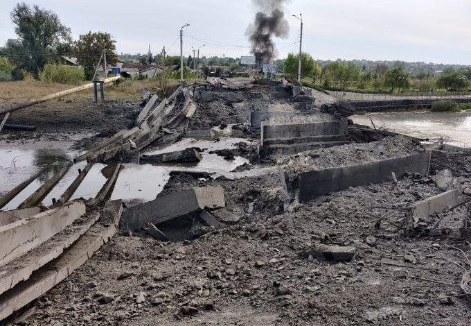 Jembatan di Bakhmut hancur akibat serangan Rusia Sumber Foto: Twitter @sebelaspersent