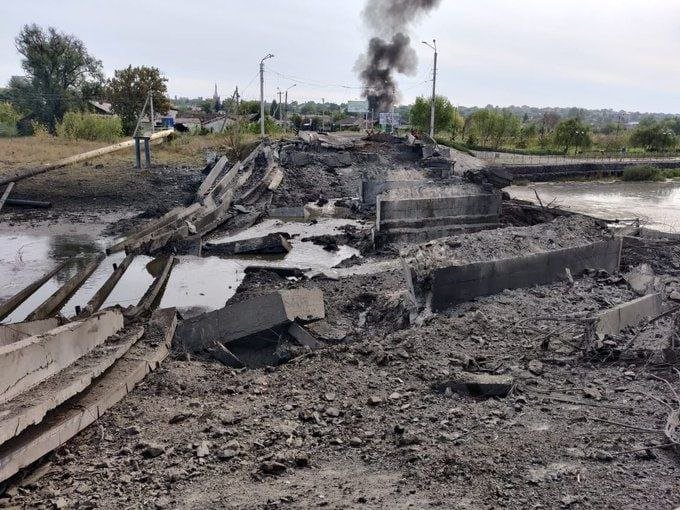 Jembatan di Bakhmut hancur akibat serangan Rusia Sumber Foto: Twitter @sebelaspersent