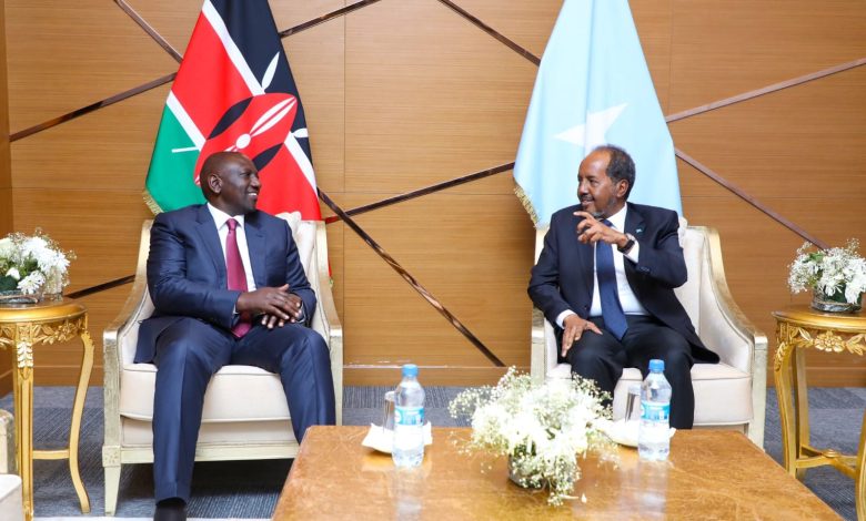 William Ruto (kepala negara Kenya) dan Hassan Sheikh Mohamud (Pemimpin Somalia). Sumber Foto: Twitter @TheVillaSomalia