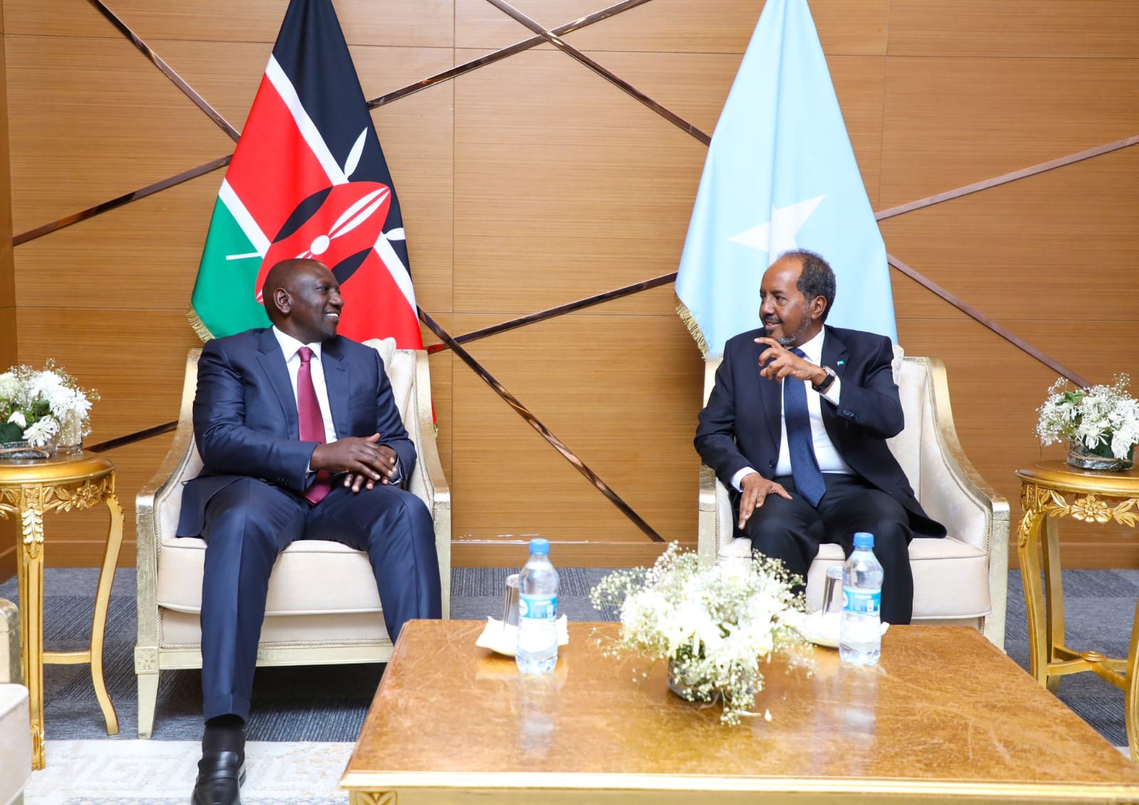 William Ruto (kepala negara Kenya) dan Hassan Sheikh Mohamud (Pemimpin Somalia). Sumber Foto: Twitter @TheVillaSomalia