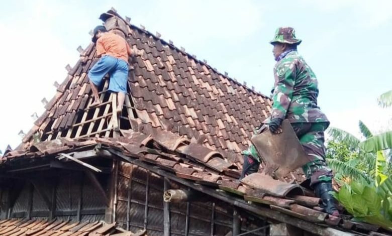 Atap Rumah Warga Rusak Ringan. Sumber Foto: Instagram @bpbd_sukabumi