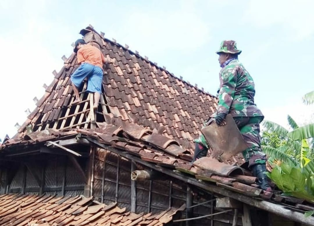 Atap Rumah Warga Rusak Ringan. Sumber Foto: Instagram @bpbd_sukabumi