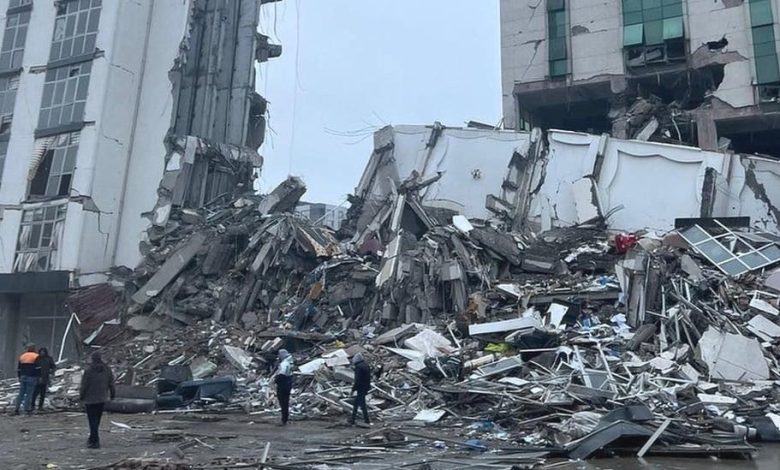 Runtuhan bangunan akibat gempa. Sumber Foto: twitter @susilo