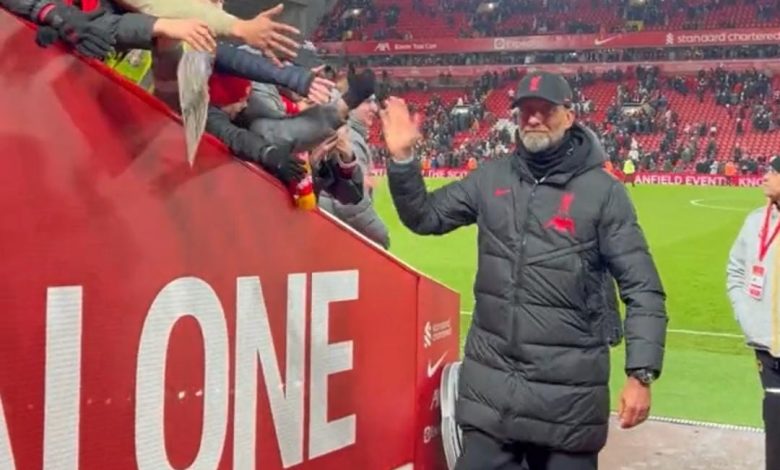 Klopp menyapa Fans Liverpool, Sumber foto: Twitter @LFC