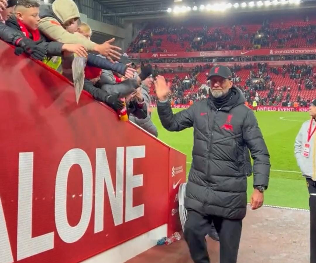 Klopp menyapa Fans Liverpool, Sumber foto: Twitter @LFC