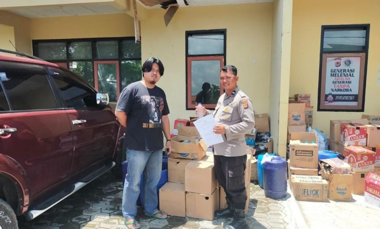 AKBP Fahri Siregar (Kapolres Indramayu) musnahkan miras hasil razia. Sumber foto: Polri.go.id