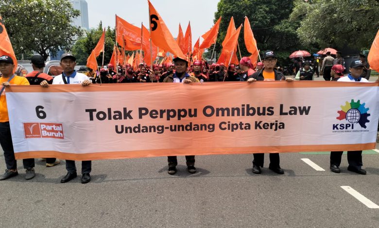 Aksi Demonstrasi Buruh Tolak Perppu Cipta Kerja. Sumber Foto: Twitter/@FSPMI_KSPI