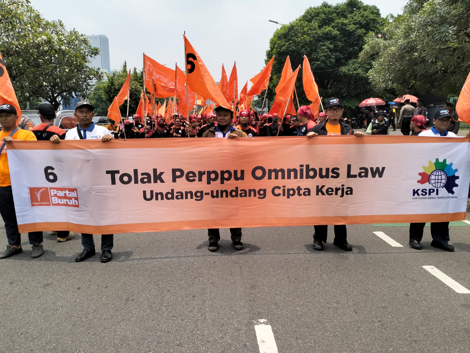 Aksi Demonstrasi Buruh Tolak Perppu Cipta Kerja. Sumber Foto: Twitter/@FSPMI_KSPI