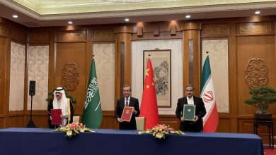 Musaad bin Mohammed al-Aiban (penasihat keamanan nasional Saudi), Wang Yi (Pejabat Senior China) dan Ali Shamkani (sekretaris dewan keamanan nasional tertinggi Iran). Sumber Foto: twitter @BajulCoin