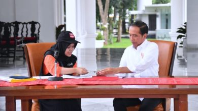 Feby Azza Nurhakim (petugas Pantarlih) saat cocokan data Joko Widodo (Presiden RI). Sumber foto: BPMI Setpres/Rusman