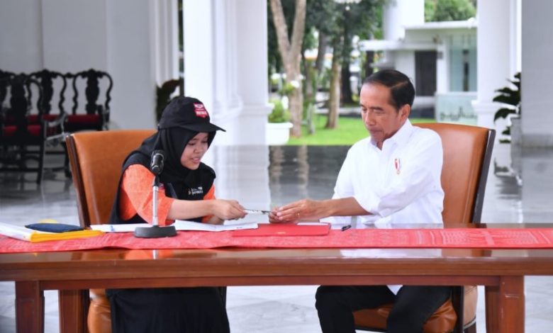 Feby Azza Nurhakim (petugas Pantarlih) saat cocokan data Joko Widodo (Presiden RI). Sumber foto: BPMI Setpres/Rusman