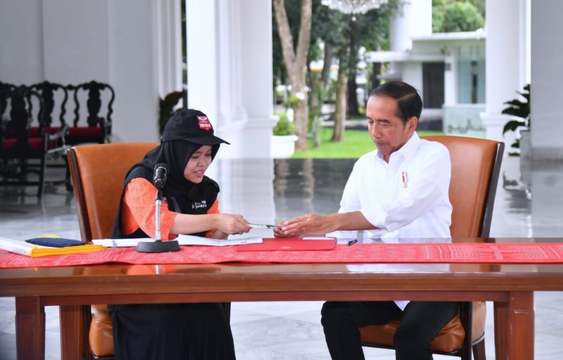 Feby Azza Nurhakim (petugas Pantarlih) saat cocokan data Joko Widodo (Presiden RI). Sumber foto: BPMI Setpres/Rusman