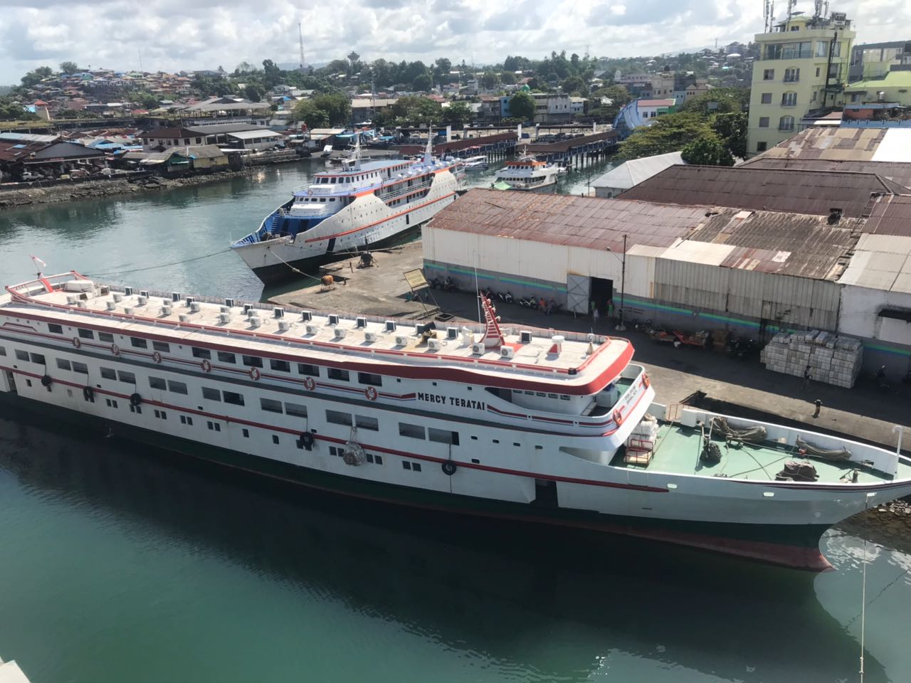 Kapal Ferry Filipina yang sedang parkir di pelabuhan. Sumber Foto: Twitter @upangman