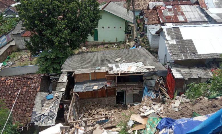 Kondisi bangunan rumah rusak berat akibat tanah longsor. Sumber foto: BPBD Lampung