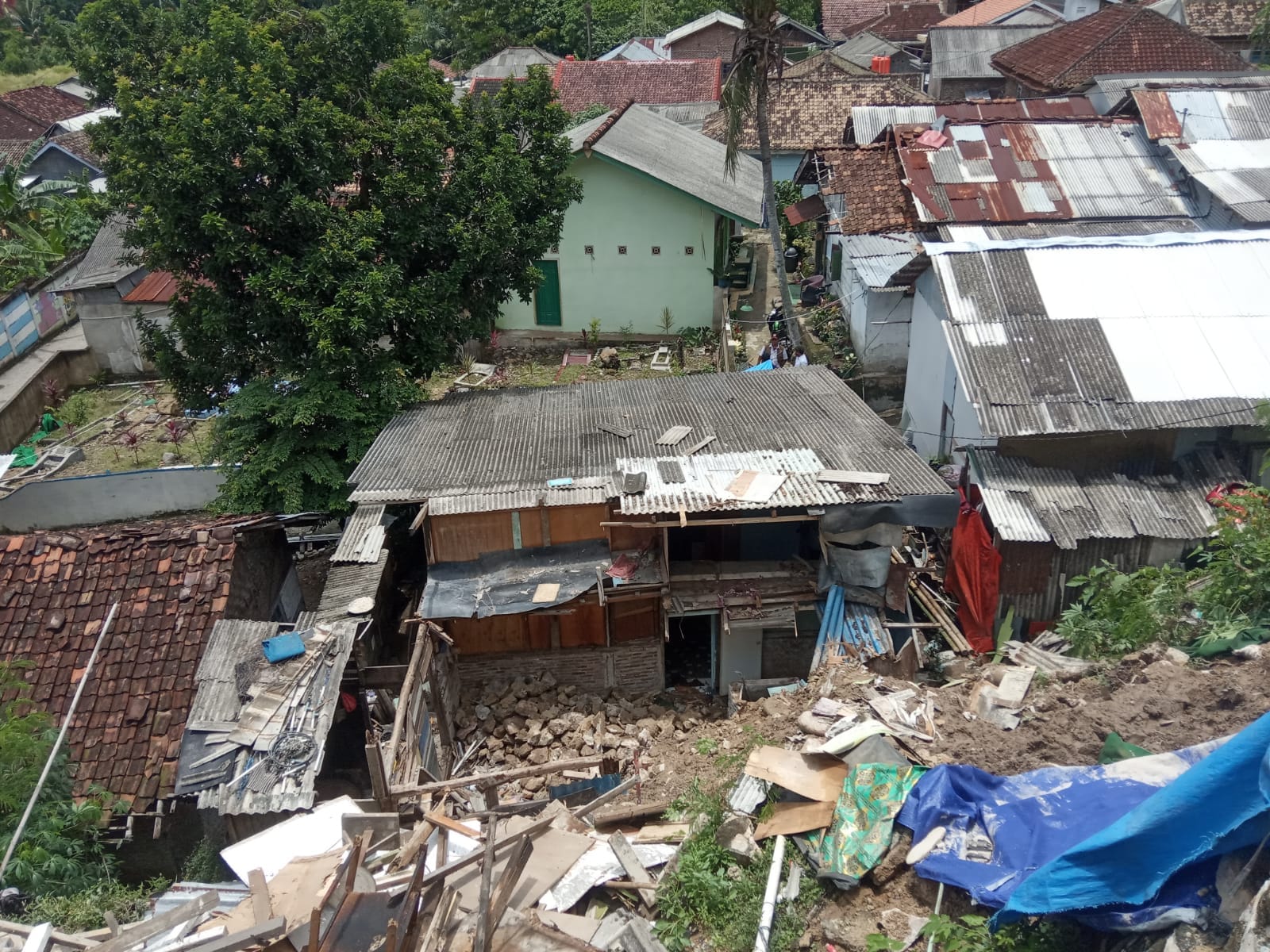 Kondisi bangunan rumah rusak berat akibat tanah longsor. Sumber foto: BPBD Lampung