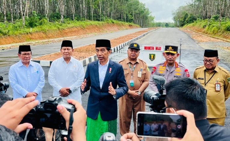 Jokowi Resmikan Jalan di Tabalong, Dibangun dengan Dana PEN Rp104 Miliar