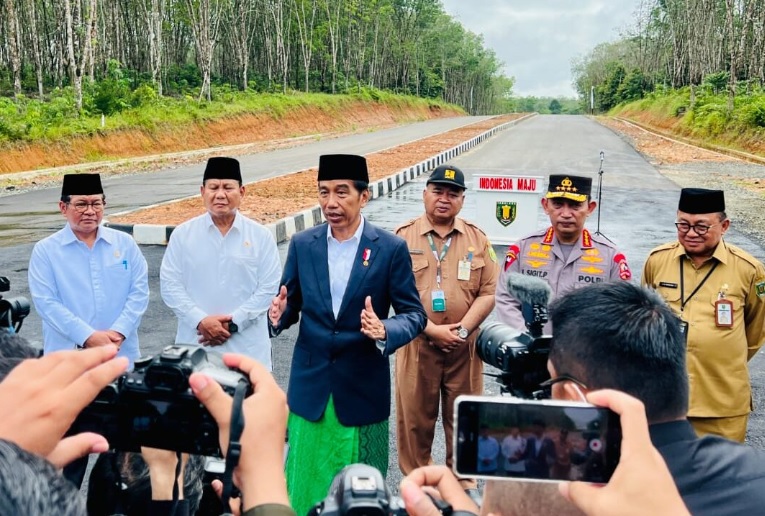 Jokowi Resmikan Jalan di Tabalong, Dibangun dengan Dana PEN Rp104 Miliar