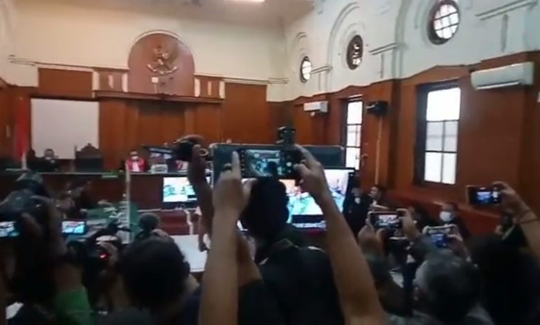 Sidang Pengadilan Negri Surabaya. Sumber Foto: Tangkapan Layar Twitter @YLBHI