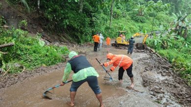 Pembersihan material longsor. Sumber foto: bpbd.malangkab.go.id