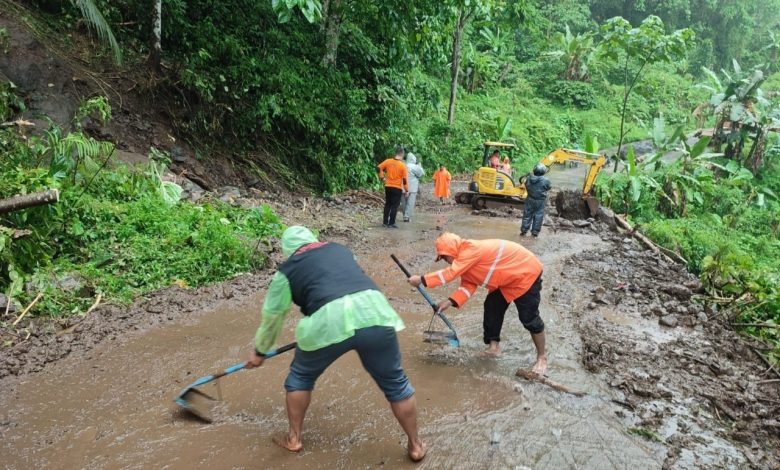 Pembersihan material longsor. Sumber foto: bpbd.malangkab.go.id